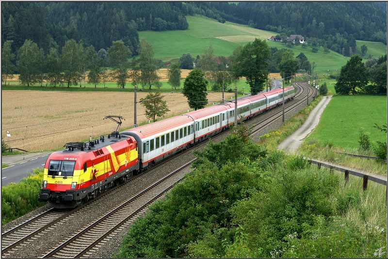 EM-Lok 1116 232 Spanien fhrt mit EC 530  sterreichische Computer Gesellschaft  von Villach nach Wien Sd.
Preg 31.07.2009