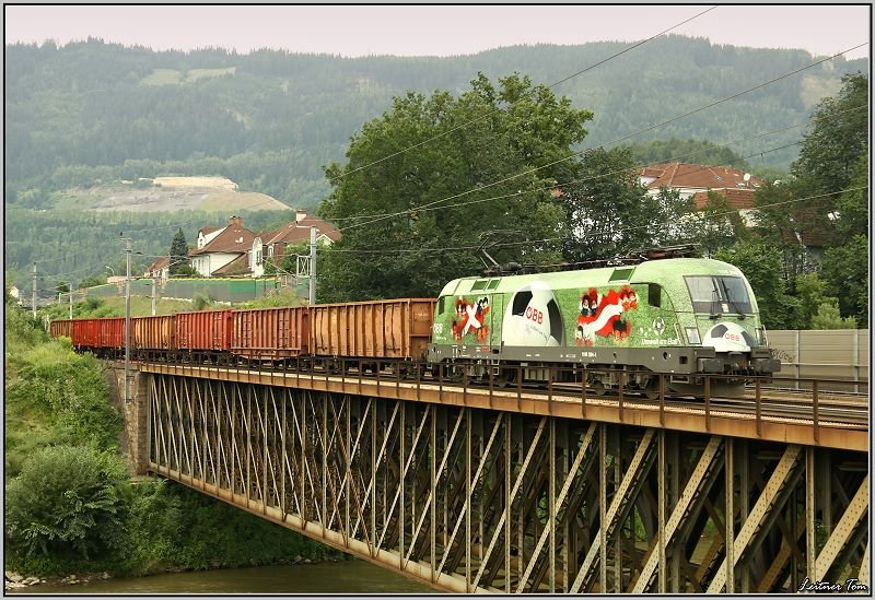 EM-Lok 1116 264  Euromotion  fhrt mit einem Gterzug ber die Murbrcke in Leoben.
31.07.2008