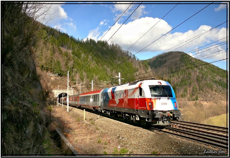 EM-Lok 1216 226 Tschechien fhrt mit EC 100 Joze Plecnik von Laibach nach Prag.
St.Michael 18.03.2008