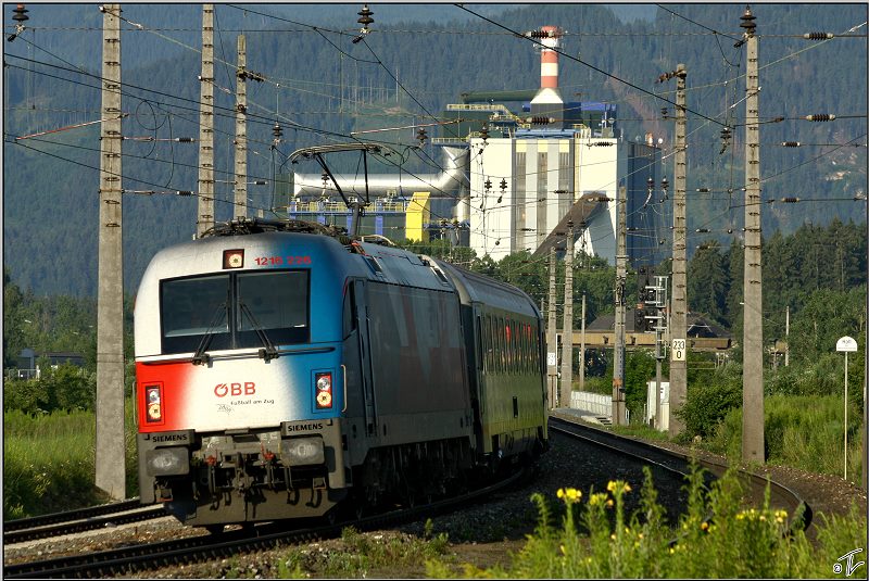 EM-Lok 1216 226 Tschechien fhrt mit EC 532  KELAG Energie Express  von Villach nach Wien Sd. 
Zeltweg 11.07.2009