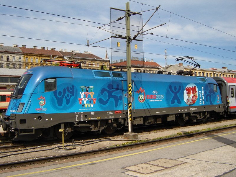 EM-Lok Blau (1116 080-1)am 11.04.2008, ca 13:35 beim Bespannen des BB InterCity 644 am Wiener Westbahnhof.