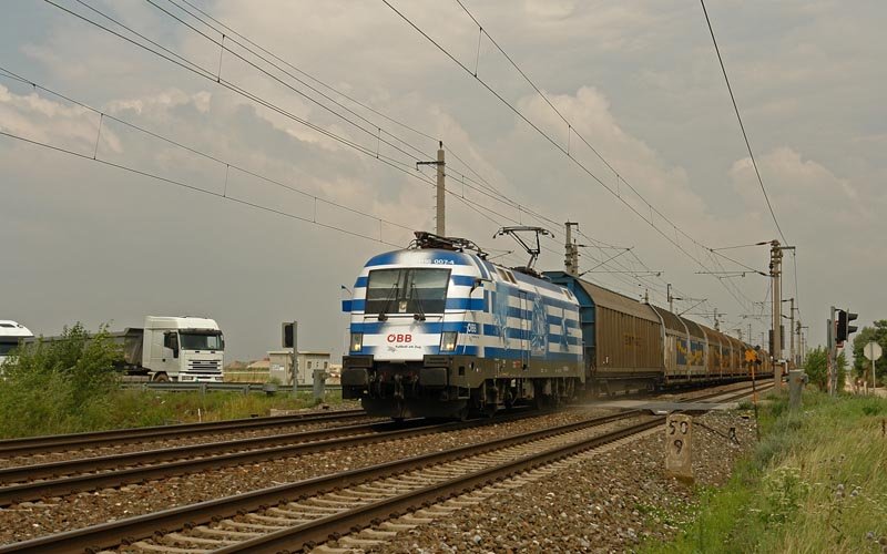 EM-Lok Griechenland 1116 007-4 ist bei Parndorf mit einem Gterzug in Richtung Wien unterwegs (25.07.2008)