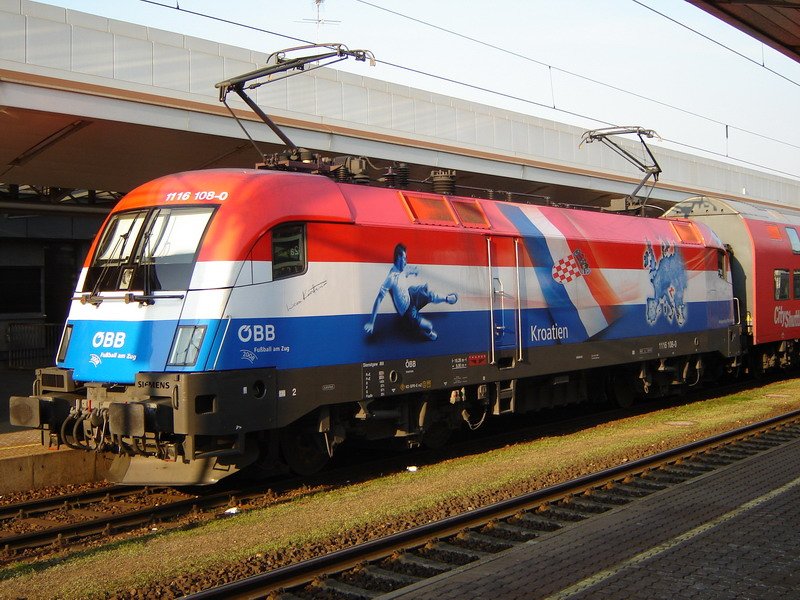 EM-Lok Kroatien (Taurus 1116-108-0) am 31.03.2008 um 18:05 Uhr beim Halt im Bahnhof Amstetten, Fahrtrichtung Wien. War am Ende angespannt. die Weiterfahrt war f�r 18:09 nach Wien West geplant.