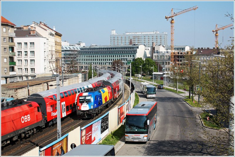 EM-Lok Rumnien (1116 056) war am 14. April 2009 mit dem R 2343 nach Wr. Neustadt Hbf beschftigt und wurde bei der Adolf-Blamauer-Gasse zwischen Wien Rennweg und Wien Sdbahnhof (S-Bahn) abgelichtet.
