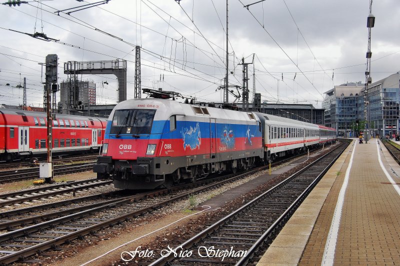 EM-Lok Russland 1116 084-3 fhrt mit IC 65 Mnchen Hbf. - Wien-Westbahnhof aus dem Mnchner Hbf. (Bahnbildertreffen 16.05.09)