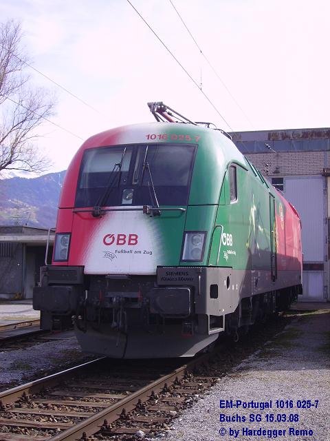 EM-Portugal alias 1016 025-7 bei ihrem Gastspiel in Buchs SG, wartend auf den ankommenden EC 161  Vorarlberg  aus Zrich HB.
15.03.08