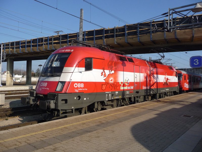 EM-TAURUS 1116 005-8 sterreich im Hauptbahnhof von Wiener Neustadt steht zur Abfahr nach Linz bereit. Der Personenzug besteht aus einem CityShuttle-Steuerwagen, CityShuttle-Wagen und Modularwagen. 04.04.09