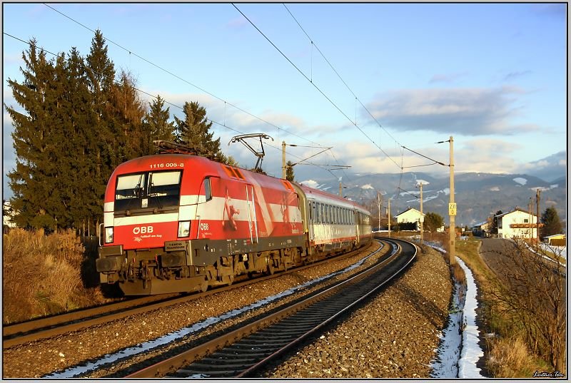 EM-Taurus 1116 005  sterreich  fhrt mit EC 33  Allegro Stradivari  von Wien Sd nach Villach.
Zeltweg 26.11.2008