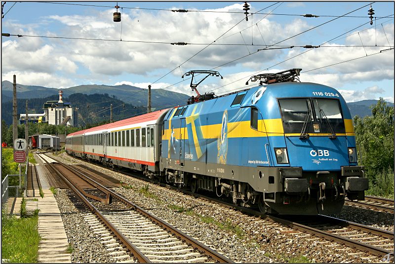 EM-Taurus 1116 029 Schweden fhrt mit OIC 536  Jacques Lemans  von Villach nach Wien.
Zeltweg 25.07.2009
