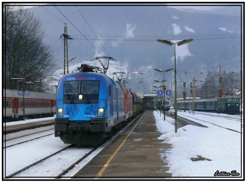 EM-Taurus 1116 080 UEFA fhrt mit einem Gterzug durch den Bahnhof Mrzzuschlag
5.1.2008