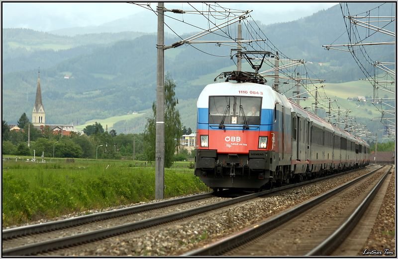 EM-Taurus 1116 084 Russland fhrt mit IC 539  Therme Nova Kflach  von Wien Sd nach Villach.
Zeltweg 21.05.2008