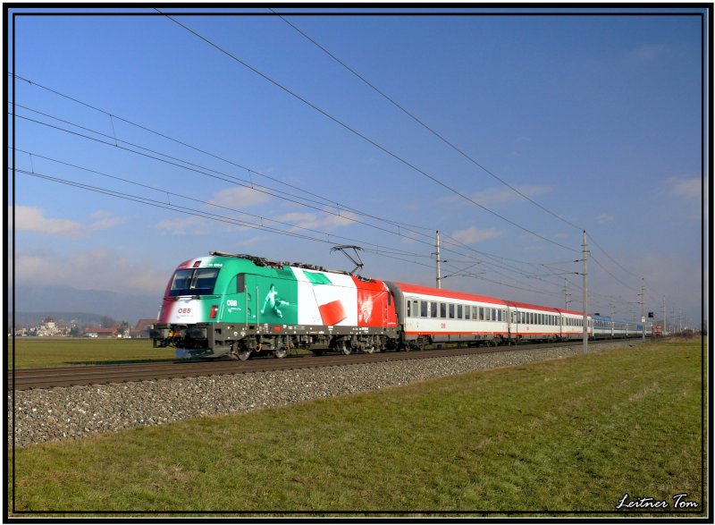 EM Taurus Italien 1216 004 f�hrt mit IC 533 Carinthischer Sommer von Wien nach Villach.
Fotografiert in Zeltweg 2.12.2007