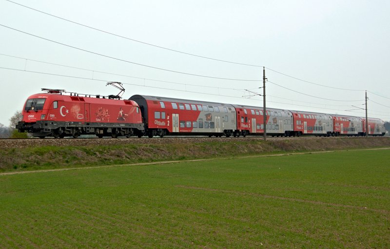 EM Werbelok 1116 031  Trkei  mit Regionalzug 2215 von Retz nach Payerbach-Reichenau erreicht in Krze den Bahnhof Stockerau. Das Foto entstand am 12.04.2008 in Unter Olbersdorf.