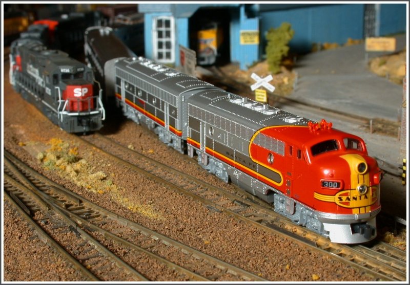 EMD F7A 300 und F7B 301 der Santa Fe Railroad berholen mit dem Super Chief im Bahnhof von Flagstaff/Arizona einen Gterzug.