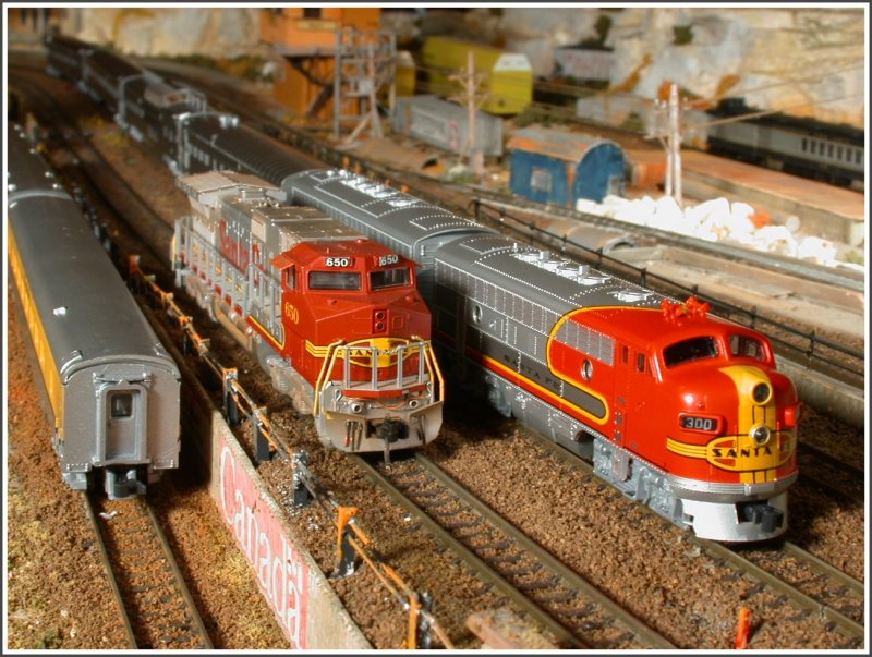 EMD F7A 300 und F7B 301 berholt im Bahnhof von Mojave die GE C 44-9W 650, die ebenfalls das legendre Warbonnet Farbschema von Santa Fe trgt.