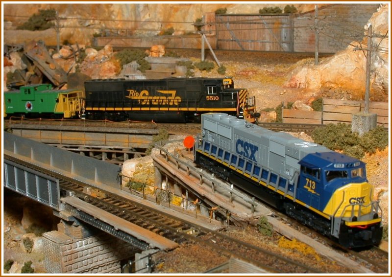 EMD SD 50 #5510 der Rio Grande (Atlas N) und EMD SD 70 MAC #713 der CSX (Kato N) im Copper Creek Canon.