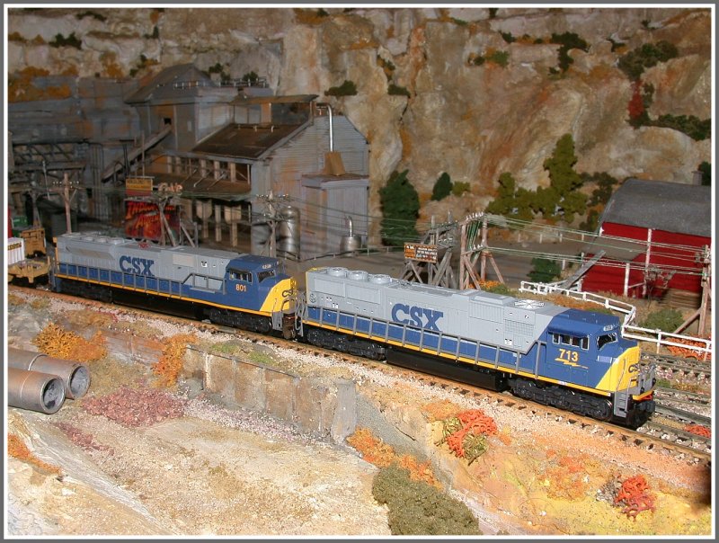 EMD SD70MAC 713 leistet der SD80MAC 801 der CSX Vorspann, hier bei der Durchfahrt durch Huntington Mills Virginia (24.12.2006)