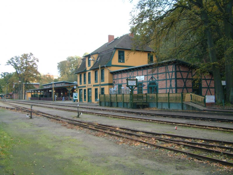 Empfangsgebude des Bahnhofs Ghren/Rgen im November 2006