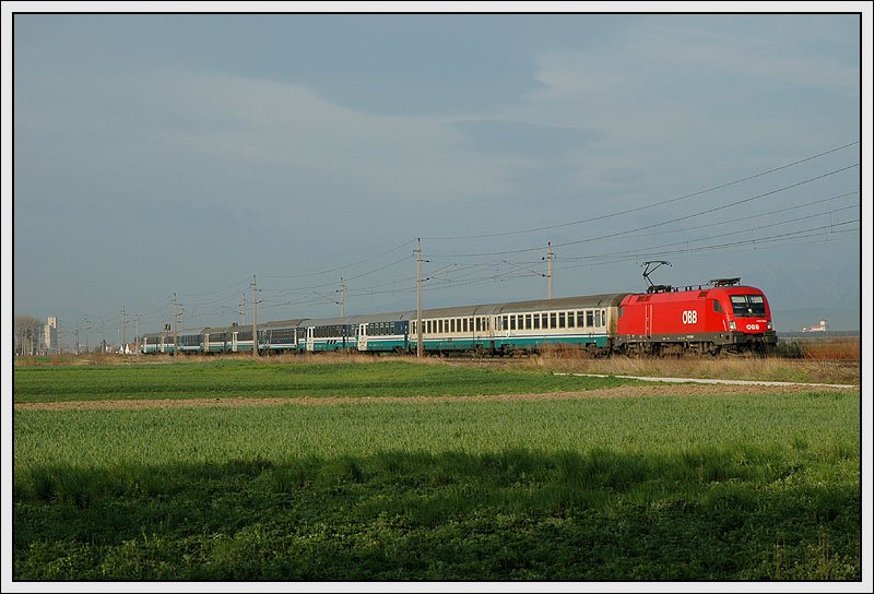 EN 234  Allegro Tosca  von Roma Termini nach Wien Sdbahnhof (Bstg. 01-09) aufgenommen zw. Wiener Neustadt und Ebenfurth am 10.4.2007. Dieser Zug fhrt zw. Wiener Neustadt und Wien nicht ber die Sdbahn, sondern ber Ebenfurth - Gramatneusiedl nach Wien Sdbahnhof Ostseite. Leider wurde es am Hoizont leicht duster. 15 Minuten vorher hatte man einen wunderschnen Blick auf den Schneeberg, daher habe ich auch diese Stelle gewhlt, aber leider.