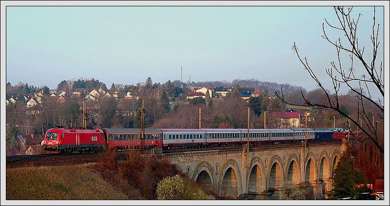 EN 247 „HOLLYWOOD MEGAPLEX KINO“ von Bregenz nach Wien West bei Sonnenaufgang am 11.3.2007 bei der Querung des Viaduktes in Neulengbach.