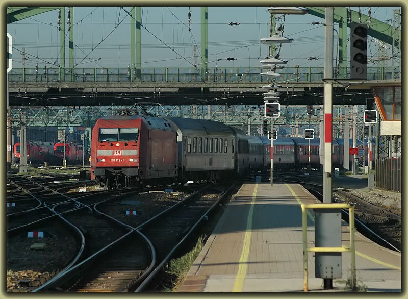 EN 491  Hans Albers  von Hamburg-Altona nach Wien Westbahnhof gezogen von 101 112 am 9.10.2006 bei der Einfahrt in Wien Westbahnhof.