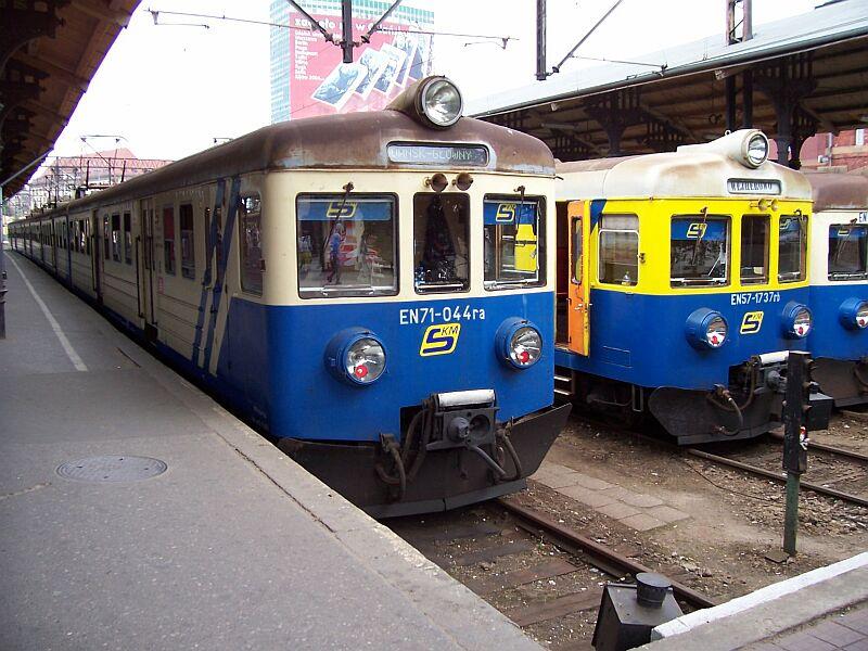EN 57-1737 und EN 71-044 der SKM am 23.06.2005 in Gedansk Glowny (Danzig). Die EN 57 haben 3 Wagen, die EN 71 haben 4 Wagen, sonst habe ich uerlich keinen Unterschied feststellen knnen.