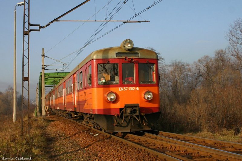 EN57-082 als Personenzug nach Zywiec in Lodygowice, Brcke ber Zylica, am 24.12.2006