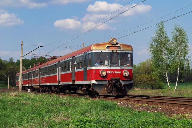 EN57 - 1004 rb mit 99933 vor Nedza (28.04.2008)