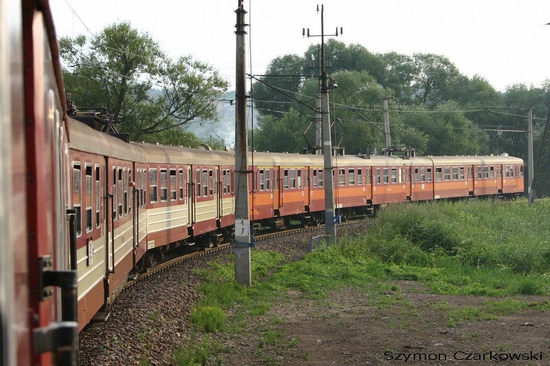 EN57-1035+EN57-... als Personenenzug  Ornak  aus Zakopane zu Katowice zwischen Kalwaria Lanckorona und Kety, am 29.07.2006