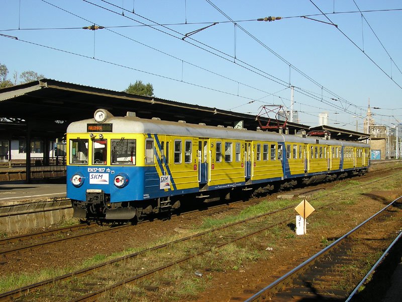 EN57-1107 (gemietet von PKP-SKM Trjmiasto) als ehemalige S1.<br>
Warszawa Zachodnia, 8.10.2006.