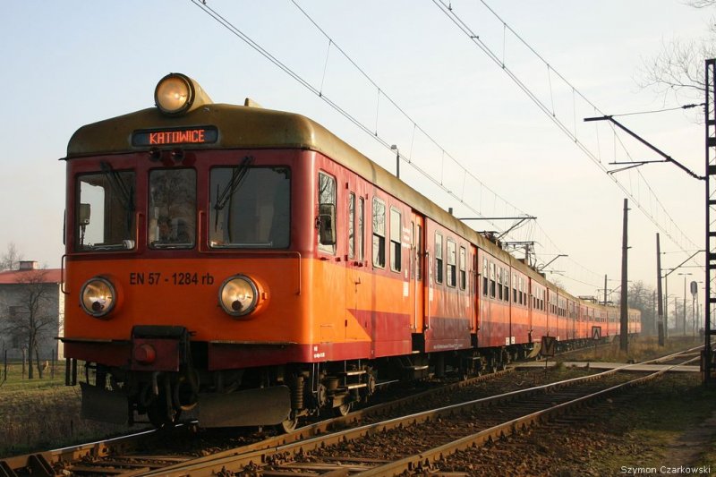 EN57-1284+EN57-1300 als Personenzug nach Katowice in Lodygowice, am 24.12.2006