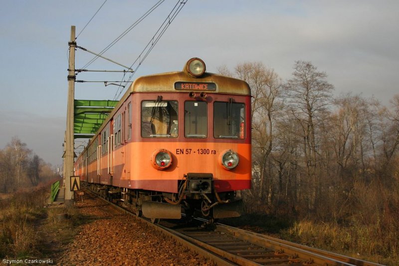 EN57-1284+EN57-1300 als Personenzug nach Katowice in Lodygowice, Brcke ber Zylica, am 24.12.2006