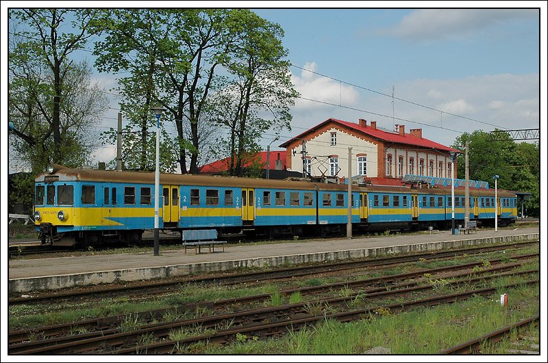 EN57-1425 wartet als Zug 87224 am 1.5.2008 in Rzepin auf die Weiterfahrt nach Zielona Gora. 