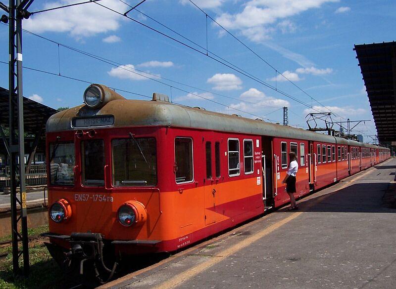 EN57-1754 der PKP in rot/orange am 24.06.2005 in Warszawa Zachodnia (Warschau)