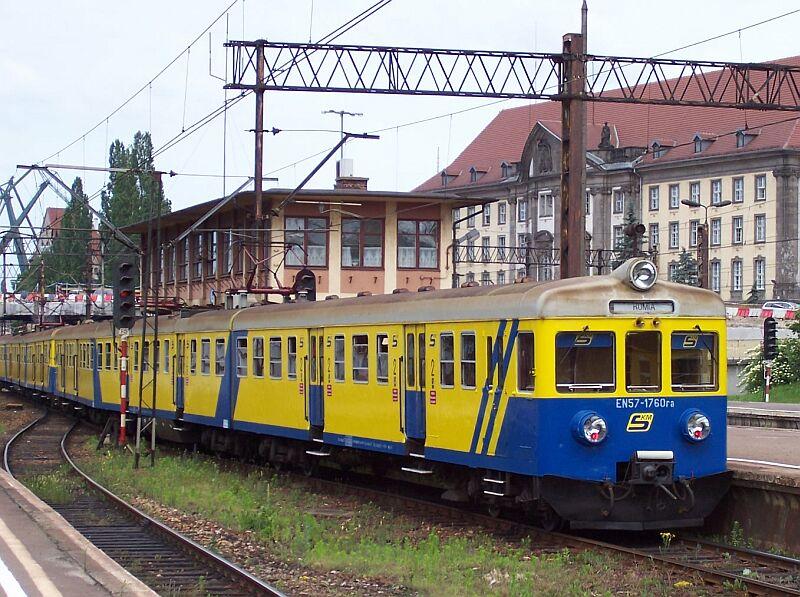 EN57-1760 der SKM verlt am 23.06.2005 den Bahnhof Gedansk Glowny (Danzig). Die SKM ist ein privates Unternehmen, die seit kurzem den Personen-Nahverkehr im Raum Gedansk/Gdynia teilweise betreibt.