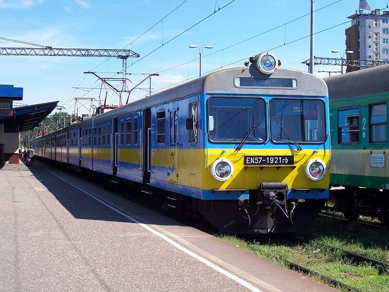 EN57-1921 der PKP in blau/gelb mit 2 Fhrerstand-Fenstern am 23.06.2005 in Gdynia Glowna (Gedingen)