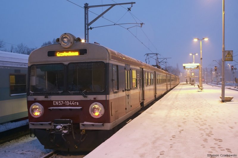 EN57-1944 als Personenzug  Sola  nach Czestochowa in Bielsko-Biala Glowna am 23.01.2007