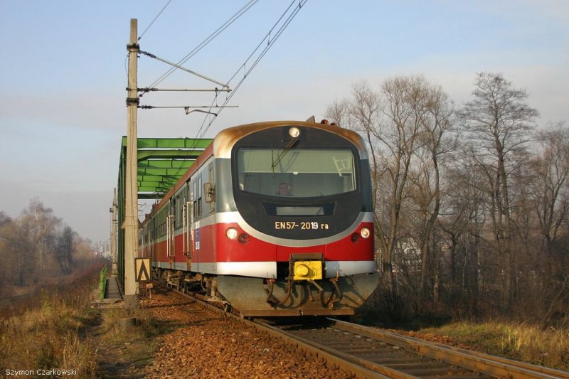 EN57-2019 (ex 2003) als Personenzug nach Zywiec in Lodygowice, Brcke ber Zylica, am 24.12.2006