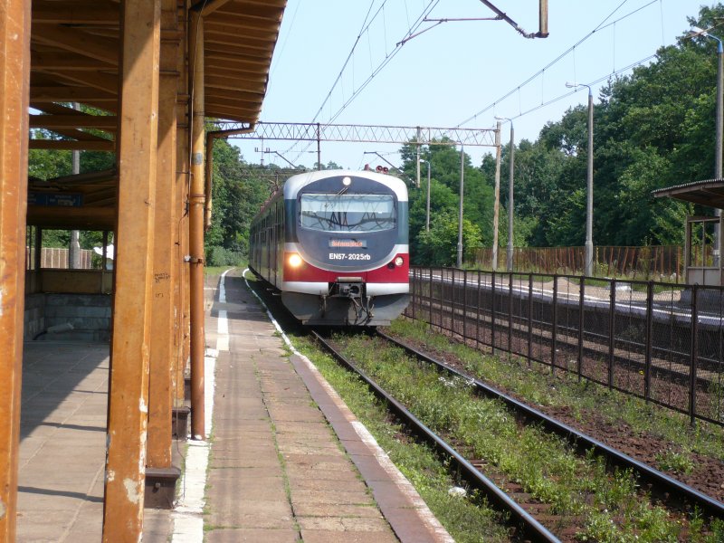 EN57 2025ra bei der Einfahrt in den Bahnhof Miezdroje