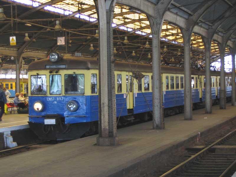 EN57-897 steht im Hauptbahnhof Breslau (Wroclaw Glowny) abfahrbereit nach Wegliniec. Vom Dreilichtspitzensignal leuchtet nur eine Lampe. - 01.06.2005
