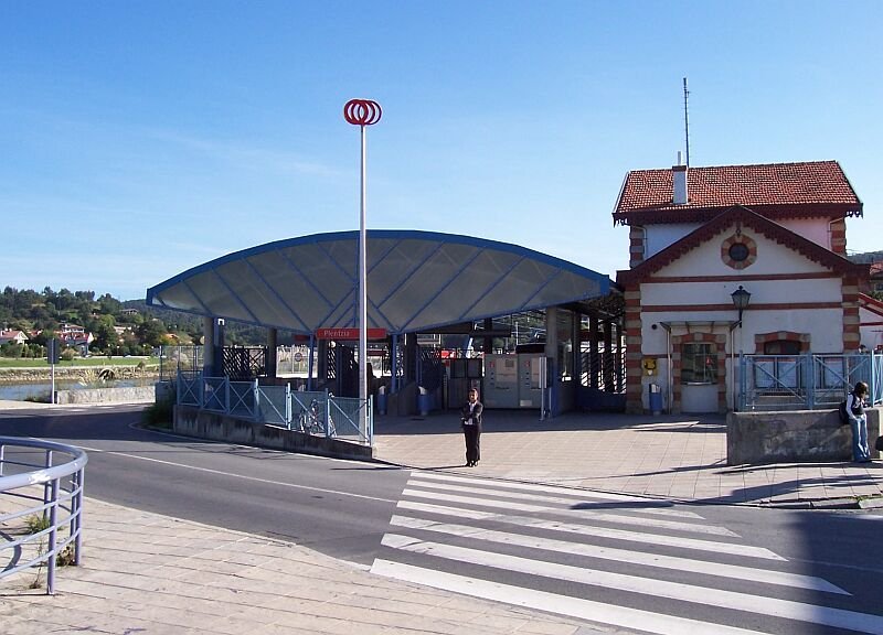 Endbahnhof Plentzia der Linie 1 im September 2005, die Strecke Lutxana - Plentzia der EuskoTrenbideak wurde 1995 von der Metro-Gesellschaft CAF bernommen und in's Metro-Netz integriert, rechts das frhere Bahnhofgebude der EuskoTrenbideak. 