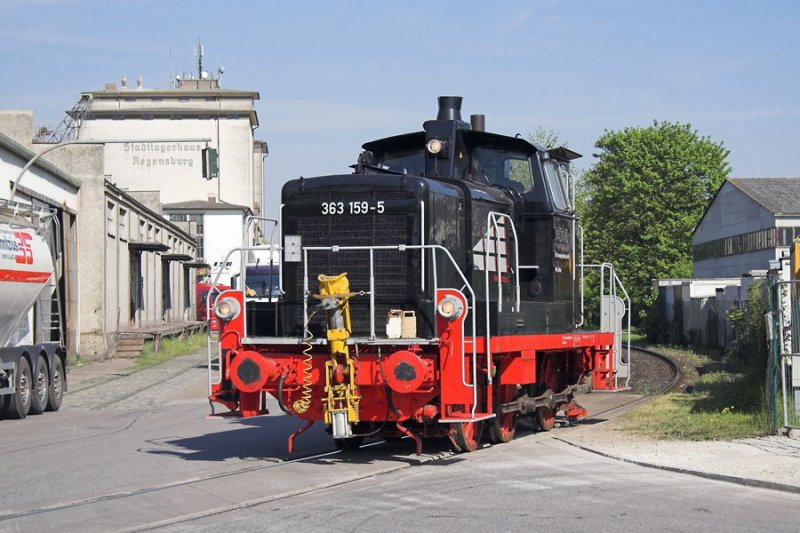 Ende April 2007 war die schwarze 363 159 in Regensburg fr die MEG-Zementzge angemietet. Zu sehen ist sie hier im Hafen.