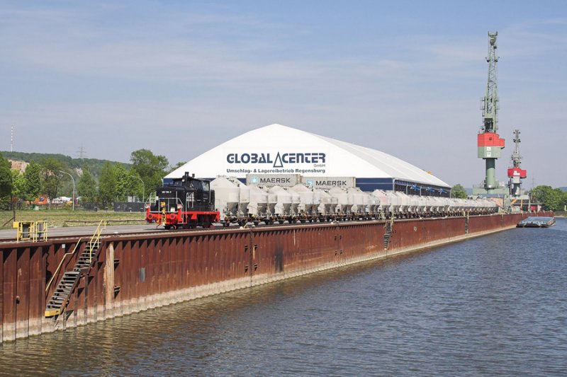 Ende April 2007 wurde die damals schwarze 363 159 im Regensburger Hafen mit Zementwagen fotografiert.