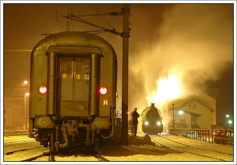 Ende eines Winterdampftages am 5.1.2008: Impression aus Steindorf mit GEG 657.2770 im Hintergrund.