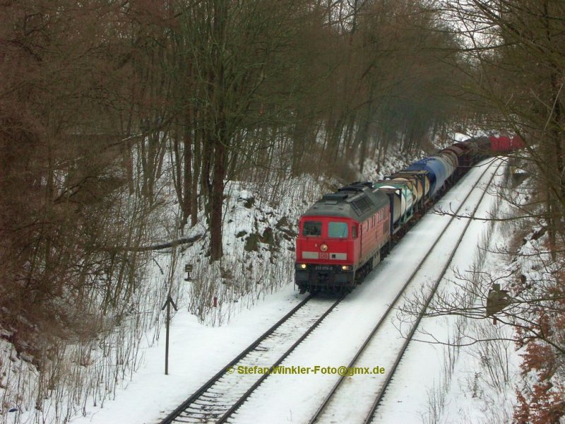 Ende Februar 2009 rauscht ein 232 mit dem langen Mittags-Gz durch den Einschnitt in Hof. Wer genau hinsieht, kann links einen alten Gleisanschluss und durch die ste eine Strassenbrck erkennen. Es ist die Trasse zum ersten Hofer Kopfbahnhof, heute zum Teil Industriegelnde. Auf einem dortigen Parkplatz knnte sehr gut ein neuer Innenstadtnaher Haltepunkt entstehen, der alle Richtungen zusammenfasst und enorm gut fr den PNV wre. Es gab sogar schon einen privaten Investor... Aber hier bei uns in Oberfranken kriegt man sowas nicht auf die Reihe, da will man lieber ein Dach ber die Altstadt bauen....  Unter der Brcke links wurde auch schon mal eine Leiche gefunden....