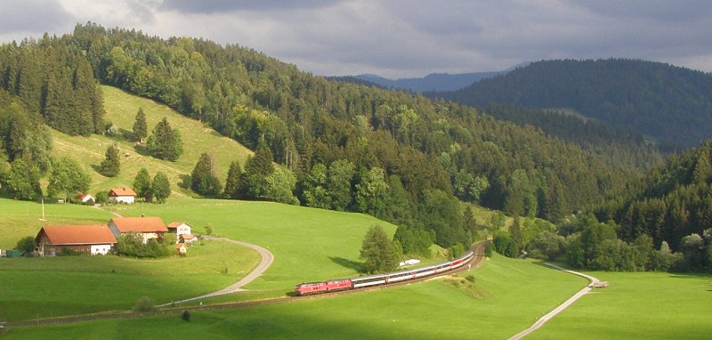 Ende Juli 07 durcheilen 2 218ner des Bw Mhldorf die Obertalhofner Fotokurve mit ihrem Umleiterzug.