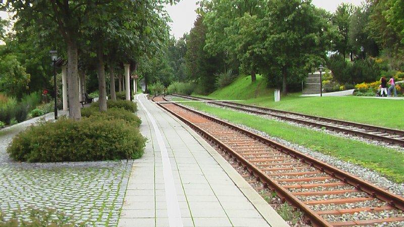 Endhaltepunkt Bodenmais: Ein sehr schn gebauter Bahnhof. Es halten nur noch im Stundentakt die RS1 der Waldbahn. Das Umfahrgleis ist nicht mehr befahrbar. Am Ende der Strecke ist ein Prellbock, ursprnglich war geplant die Strecke bis Ktzting zu verlngern, wurde aber nie verwirklicht.