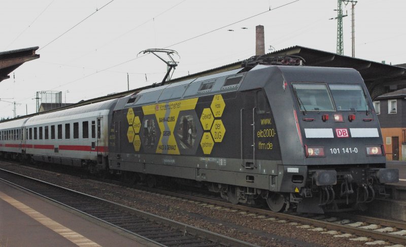 Endlich auch in der Sammlung, nach langer Reparatur-Pause; 101 141-0 mit IC Richtung Berlin Gesundbrunnen beim Planhalt in Bebra am 11.07.2009.