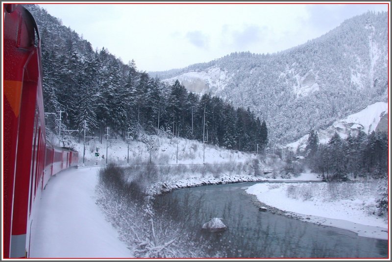 Endlich ist auch in tieferen Lagen der Winter eingekehrt, wenn auch nicht mit Schnee in rauhen Mengen. Der Regionalexpress nach Disentis in der Rheinschlucht bei Versam-Safien. (24.01.2007)