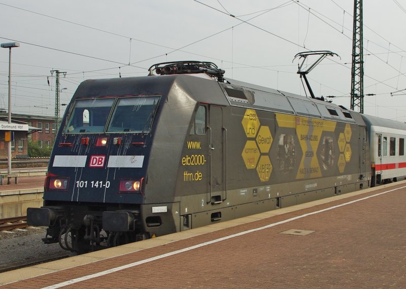 Endlich in Dortmund angekommen gibt es noch ein Abschiedsfoto mit der 101 141-0 die am 19.08.2009  meinen  IC zog. Ja ja... Abschiede sind immer so tr�nenreich, das kann sich auch die Lok nicht verkneifen ;)